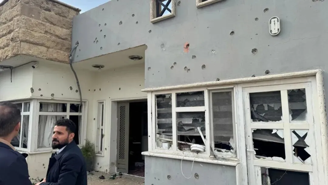 ◆3月4日，伊拉克埃爾比勒，伊朗無人機攻擊後，庫德人正在檢查房屋受損情況。