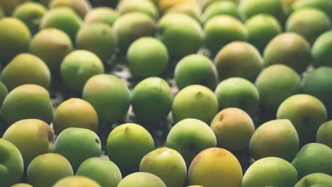 新茶饮试水、表情包出圈，青梅火到消费圈了| CBNData