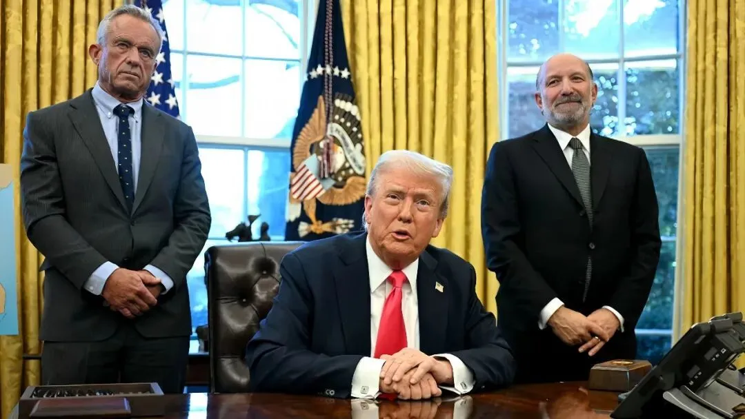 ·2025年2月，特朗普（中）在白宫椭圆形办公室。（美国有线电视新闻网）