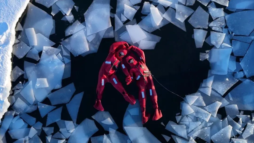 除了漂着，还能和朋友躺着摆出各种姿势。（图/受访者供图）