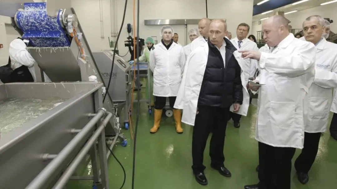 2010年，普里戈任向俄罗斯总统普京展示了他在圣彼得堡郊外的康科德食品公司工厂。图源：Alexei Druzhinin摄/AP
