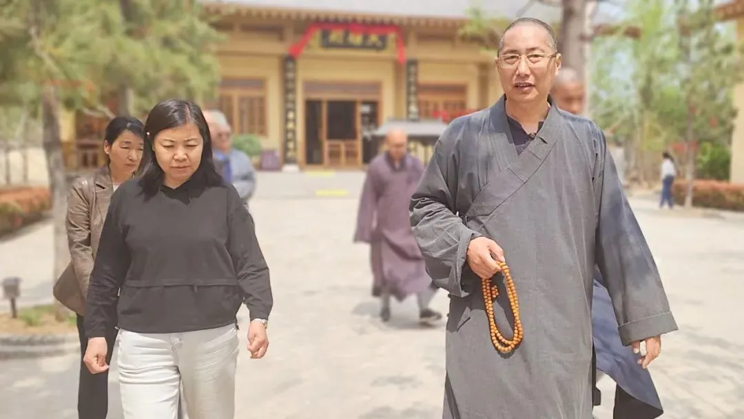 逯明霞调研员及与会专家学者考察临济草寺