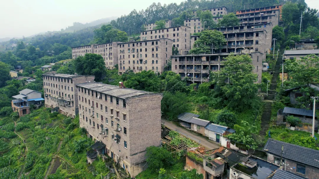 △在风雨侵蚀下，不少废弃建筑仍十分完整。（图/受访者供图）