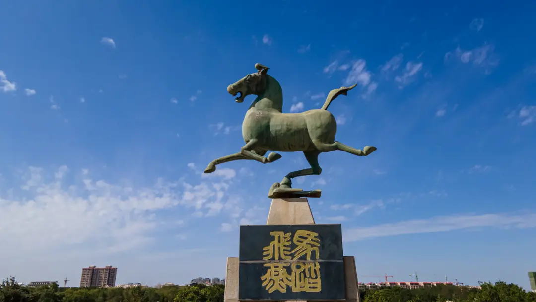 △铜奔马：九行的朋友，请跟上。（图/图虫创意）