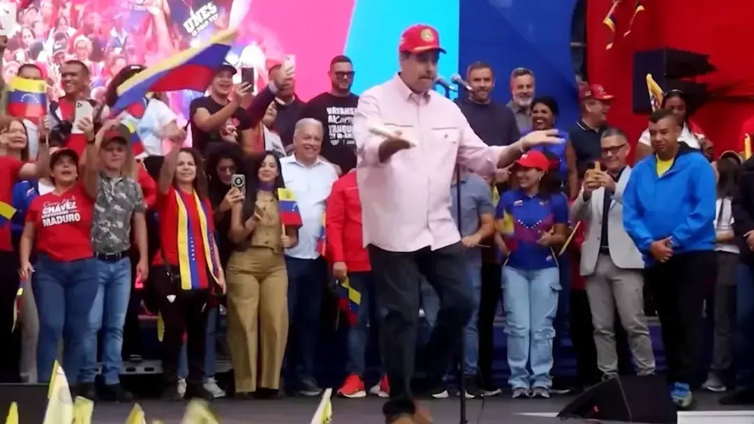 ▎据《纽约时报》报道,马杜罗“最近几周定期公开跳舞和其他表现出漠不关心的行为,帮助说服了特朗普团队中的一些人,委内瑞拉总统在嘲笑他们,并试图称之为虚张声势。”图源:雅虎