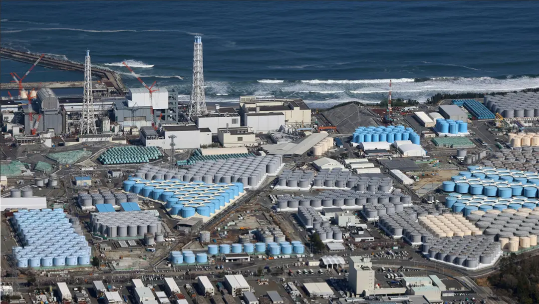 受到污染的废水填满了福岛第一核电站1000多个水箱。图片来源：美联社