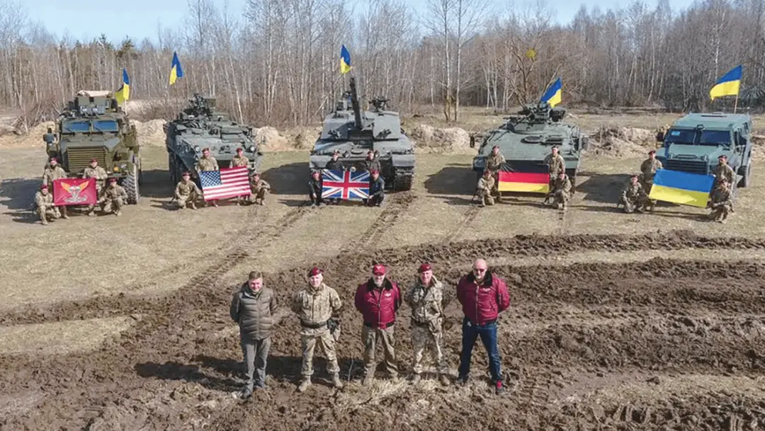 从左至右分别是：“美洲狮”防雷车、“斯崔克”装甲车、“挑战者2”主战坦克、“黄鼠狼”步兵战车、“罗谢尔”轻型装甲车 图：乌克兰国防部