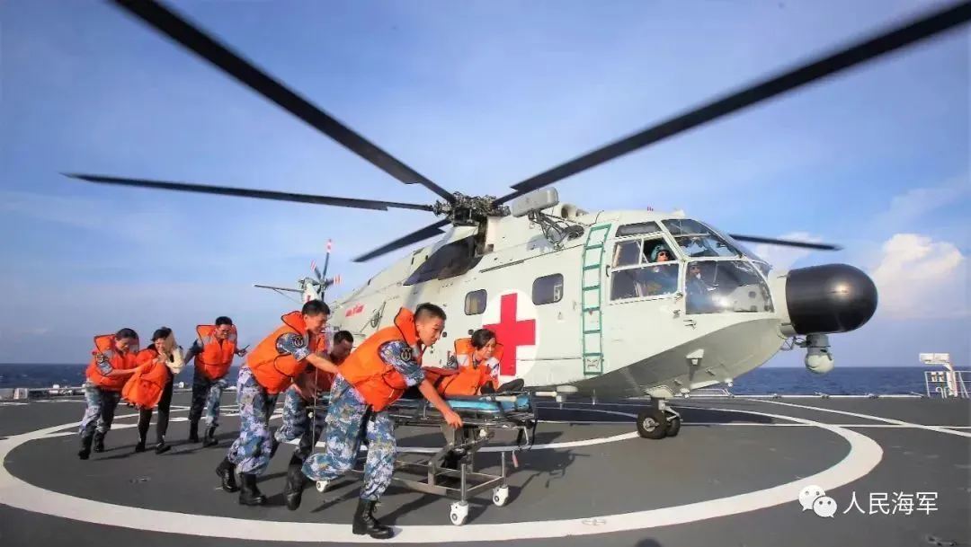海军军医大学执行“和谐使命”任务期间开展远海立体救护卫勤演练。