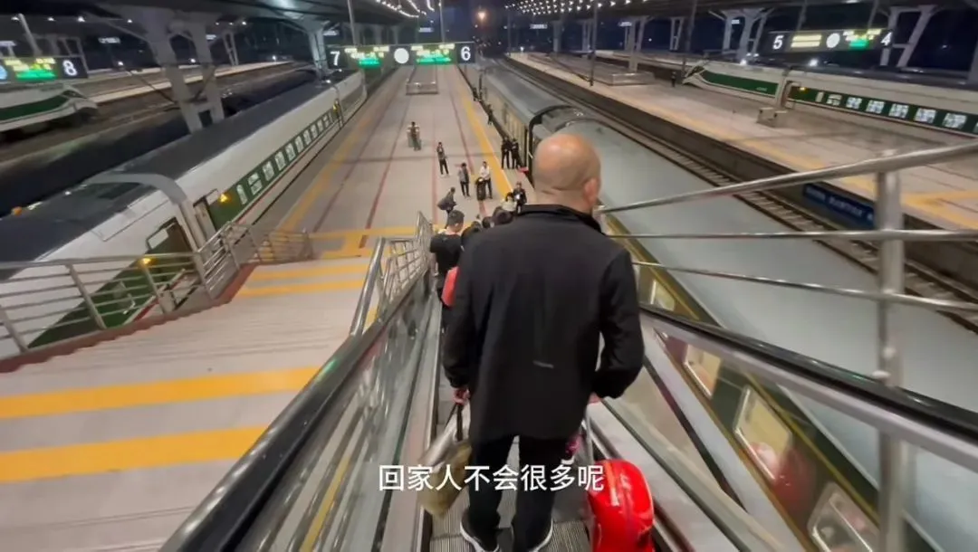 黄晓在火车站