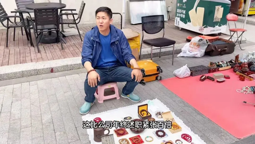 在街边摆摊的宋飞 / 受访者供图