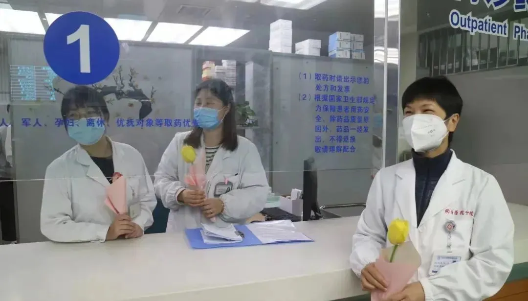 这样的双向奔赴太温暖！感谢后勤叔叔阿姨的辛勤付出，上海大学生送上书信和亲手栽种的鲜花-感谢后勤工作人员为我们提供