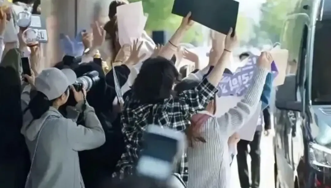 被操控的女孩：为偶像，牺牲一切....