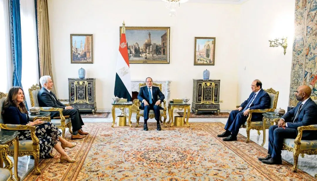 4月7日，埃及总统塞西（中）在开罗同到访的美国中央情报局局长伯恩斯（左二）进行了会面。图/视觉中国