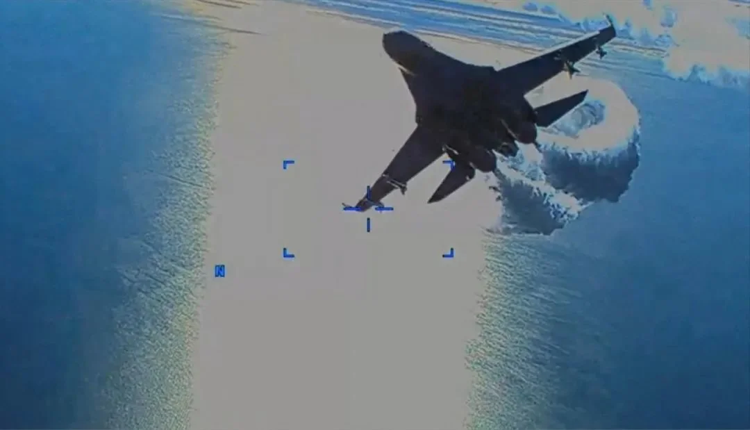 ▲俄战斗机向美无人机释放燃油（视频截图）（路透社）