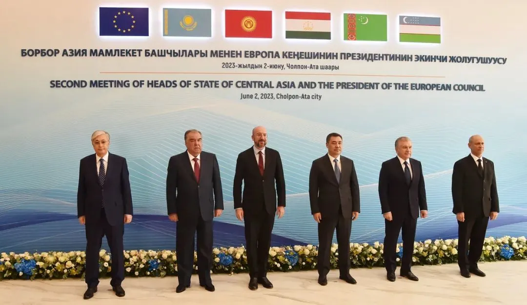 2023年6月2日，在距离吉尔吉斯斯坦首都比什凯克约250公里的乔尔蓬阿塔市举行的第二届欧盟-中亚峰会上，欧洲理事会主席夏尔·米歇尔会见了所有五个中亚国家的领导人