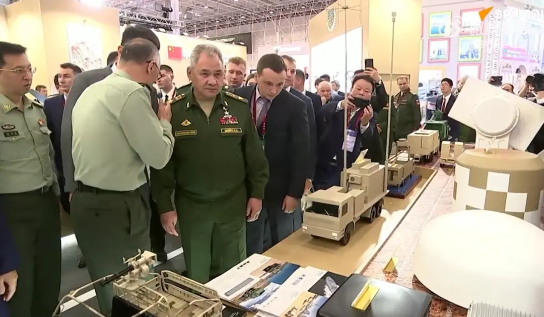 俄罗斯国防部8月14日发布视频，俄国防部长绍伊古在“军队-2023”论坛期间参观了中国、伊朗和印度展台 图：视频截屏