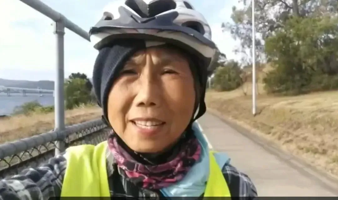 李冬菊在澳大利亚的公路上骑行