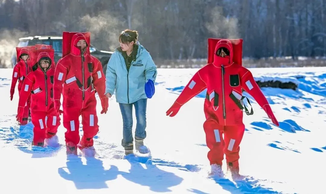 内蒙古呼伦贝尔，游客在吉尔布干河不冻河额尔古纳段行走，准备体验“冰浮”。（图/视觉中国）