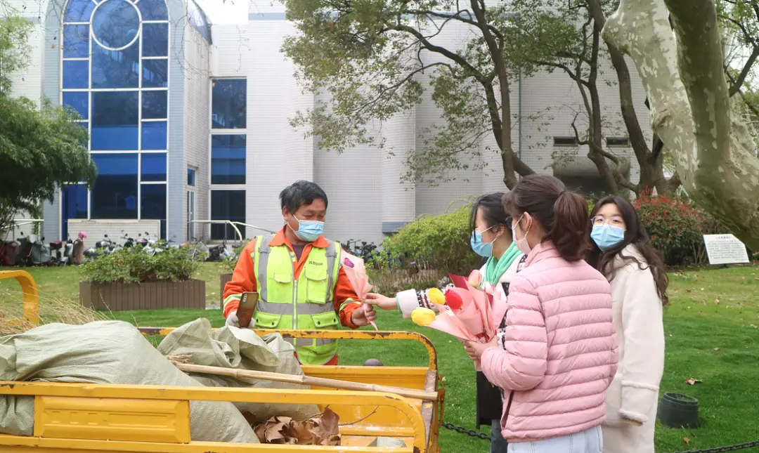 这样的双向奔赴太温暖！感谢后勤叔叔阿姨的辛勤付出，上海大学生送上书信和亲手栽种的鲜花-感谢后勤工作人员为我们提供
