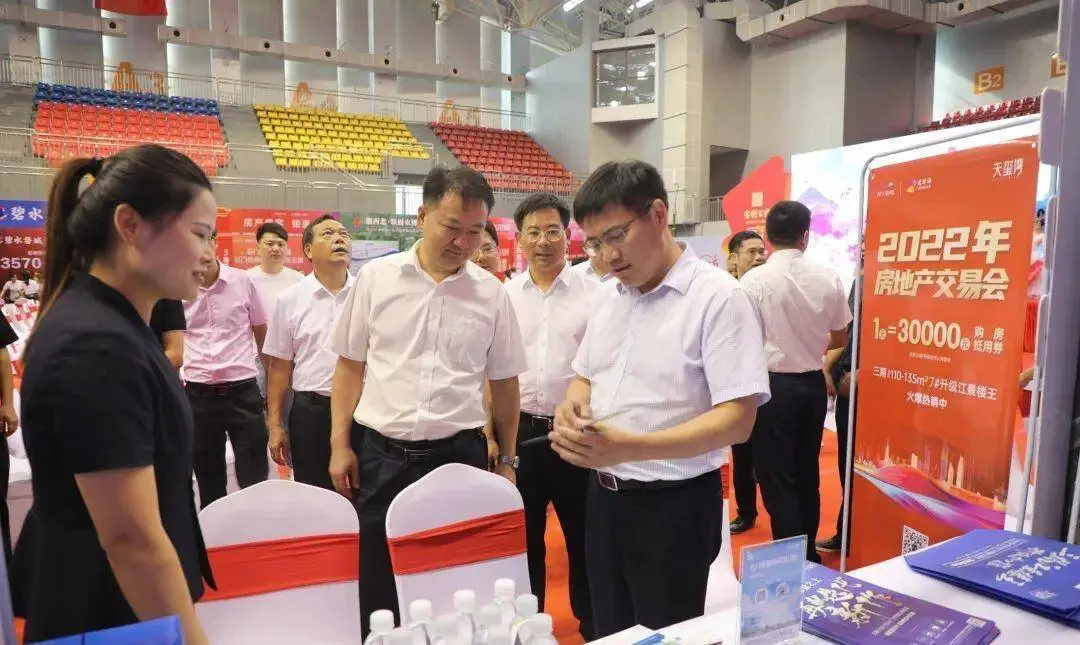 邓碧波在此次房地产展示交易会现场。