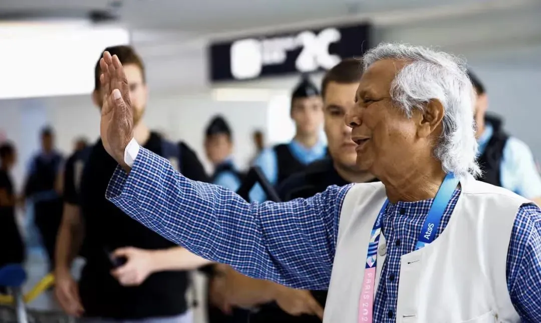 ▎8月7日，穆罕默德·尤努斯到达巴黎戴高乐机场，即将启程回国领导临时政府。图源：法新社