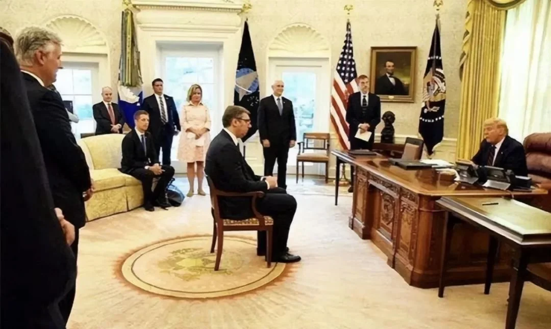 当年的特朗普总统在白宫会见武契奇
