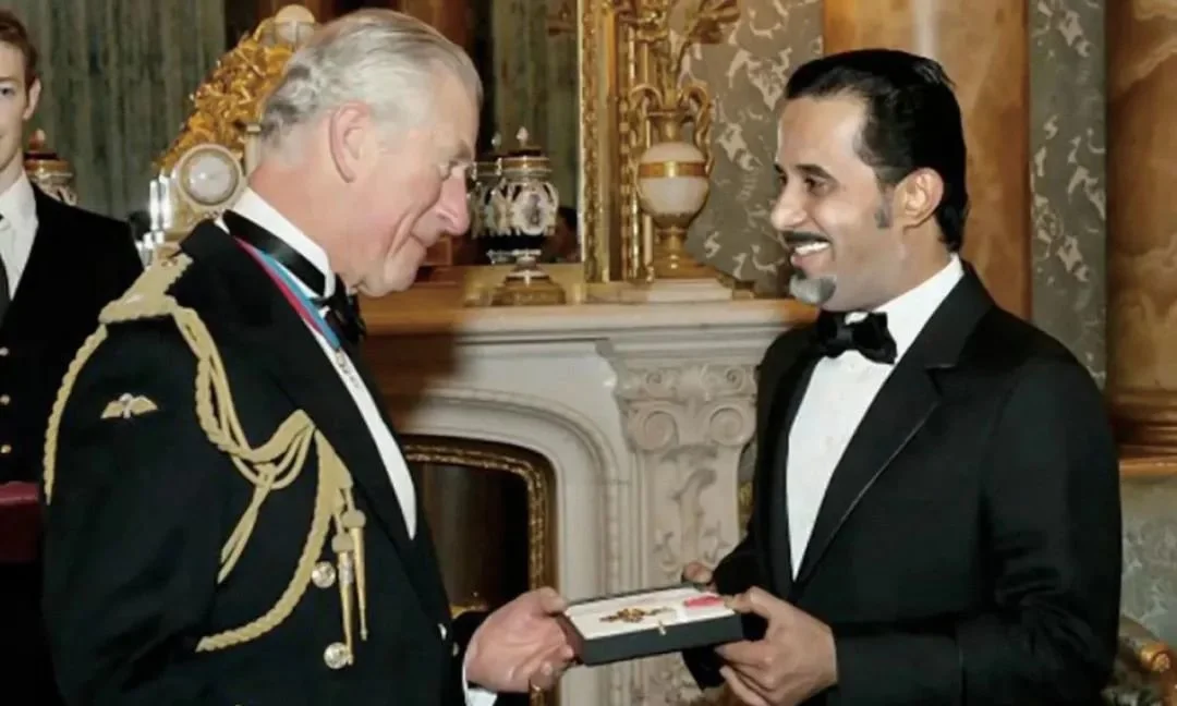 查尔斯王子亲自为马哈福兹颁发大英帝国司令勋章（CBE）