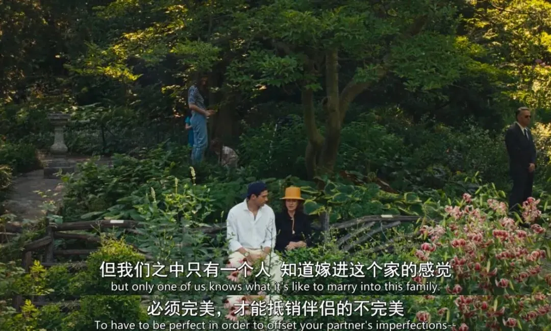 活成了传奇的杰奎琳，也活得很累。（图/《爱情故事：小约翰·肯尼迪与卡罗琳·贝塞特》）