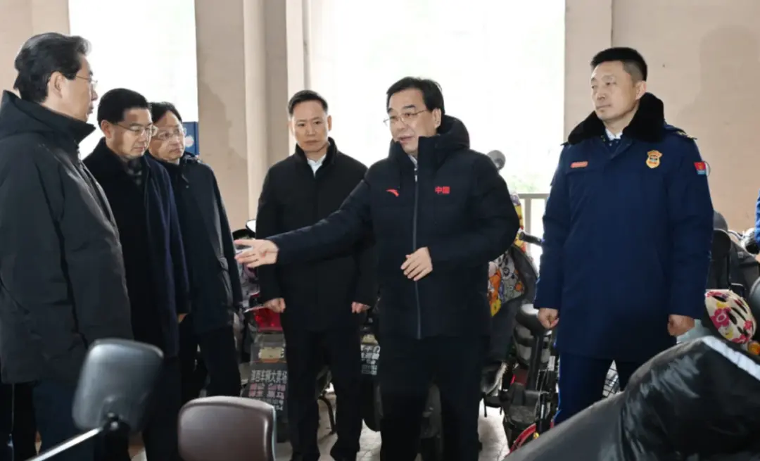南京致15死火灾事故发生后，省委书记、市委书记、市长外出暗访