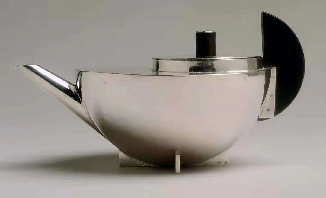 玛丽安・布兰德设计的茶壶。