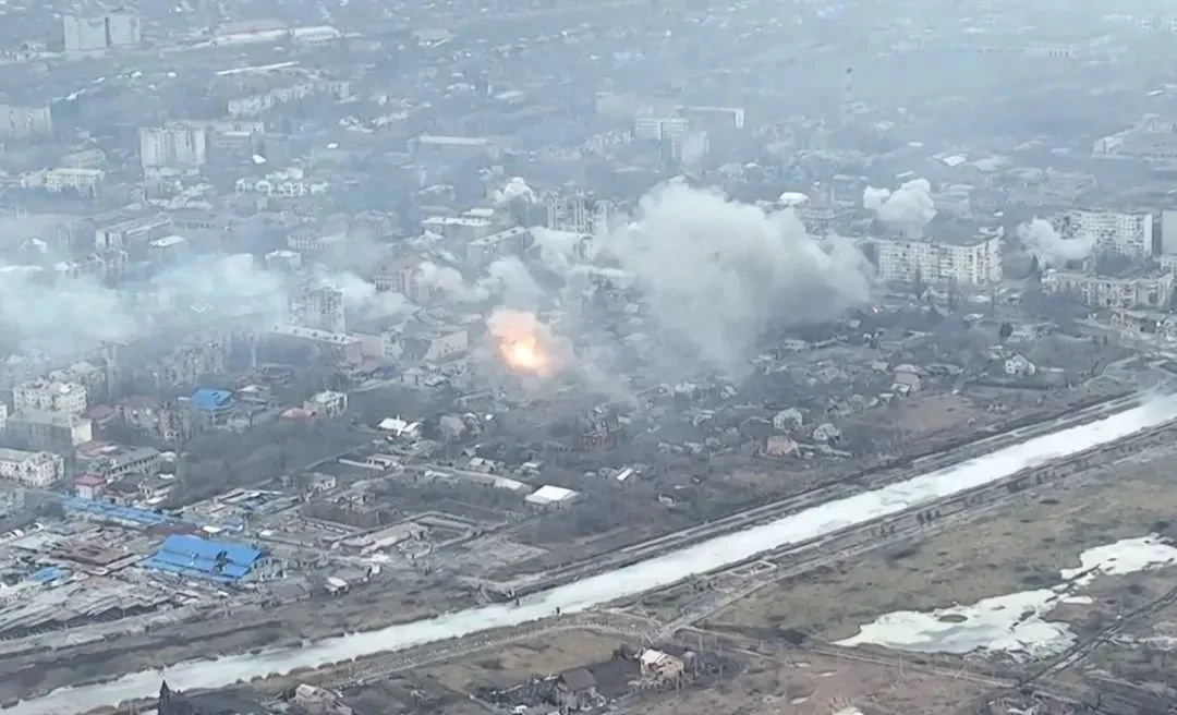▲当地时间2023年2月27日，这段由AFPTV拍摄的视频显示了乌克兰巴赫穆特市在战斗期间的烟雾与破坏情况。（视觉中国）
