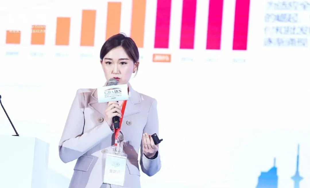 ·刘月婷参加活动回顾早年经历。