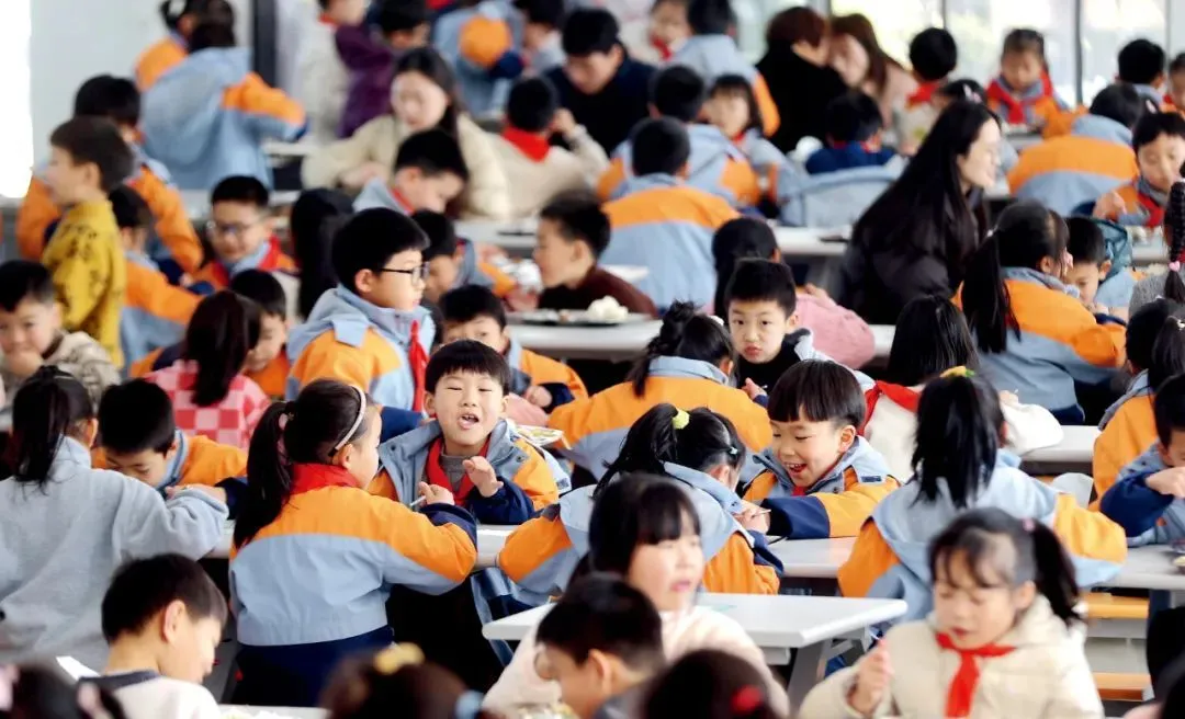 2025年2月18日，浙江湖州德清县，春晖小学的学生们在食堂内享用营养午餐。图/中新