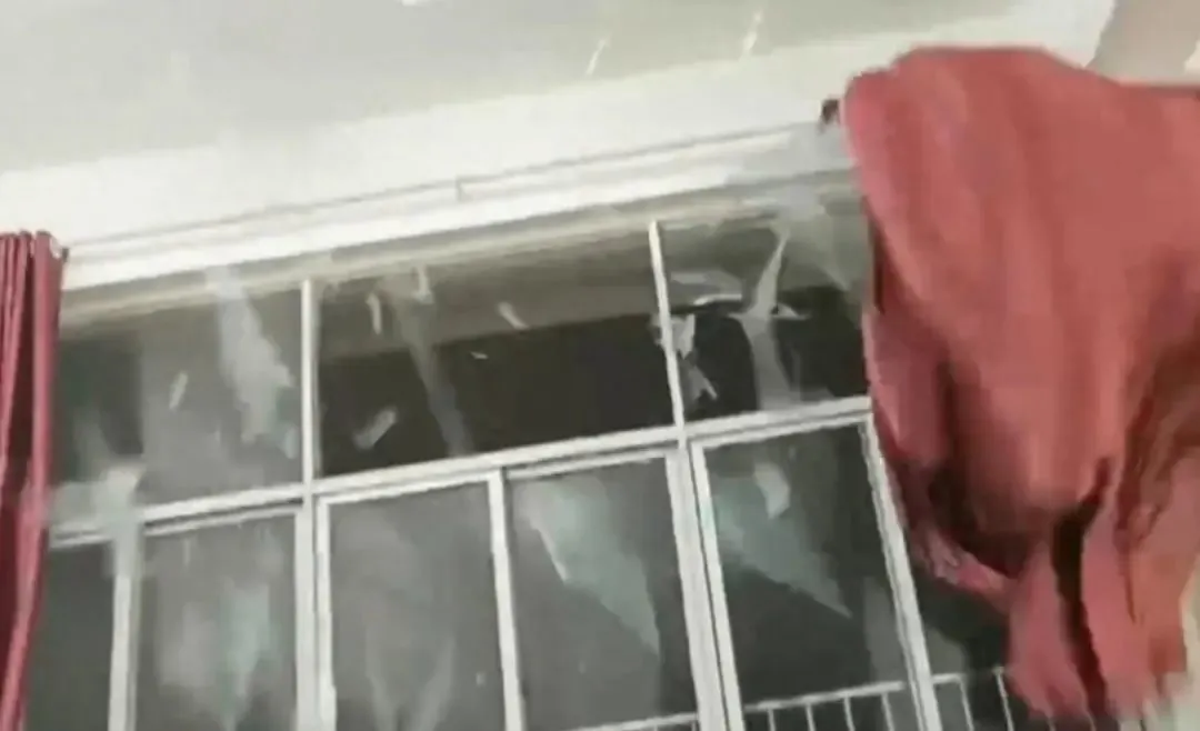 高校教室玻璃爆裂。 图源：视频截图