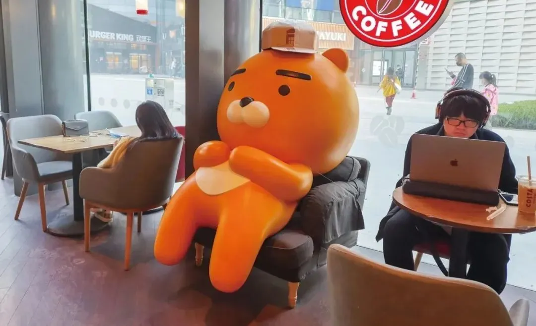 2021年10 月28 日,辽宁沈阳。东中街的咖啡店内,在办公和休息的年轻人。(图/视觉中国)