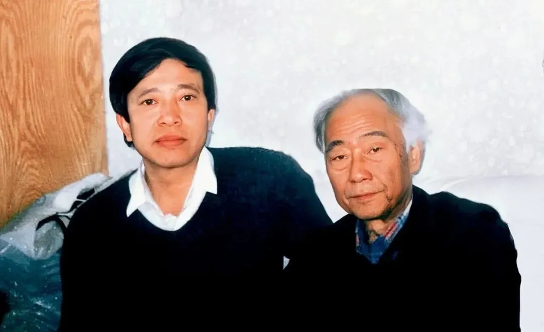 1991年，北京汪曾祺家中，曹乃谦（左)与汪曾祺合影。