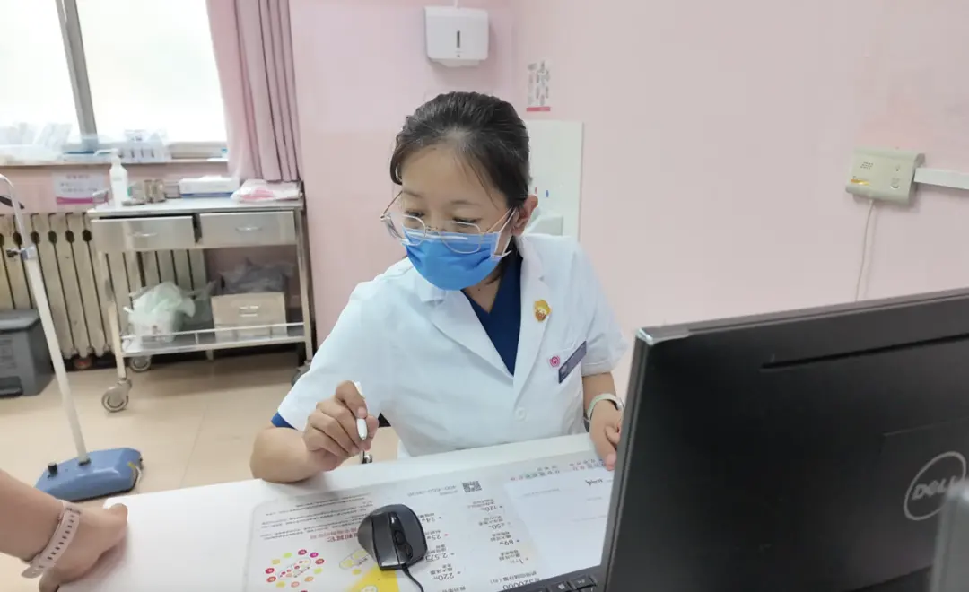 石俊霞询问孕妇情况/记者拍摄