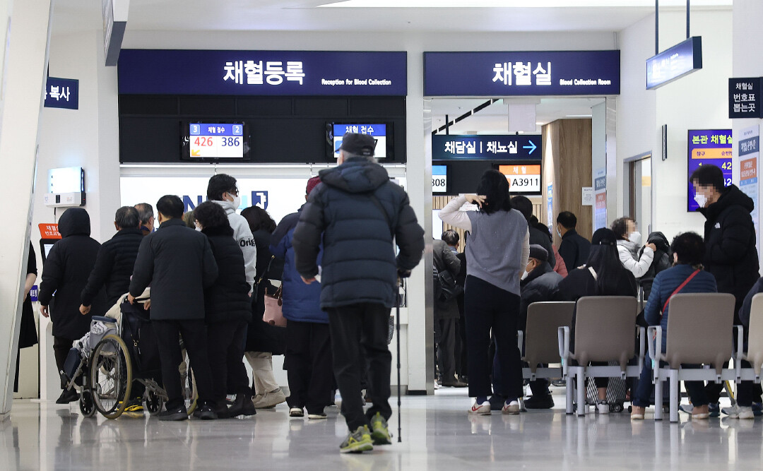当地时间2024年2月22日，韩国首尔，患者在医院等待。本文图片均为视觉中国 图