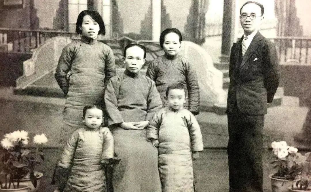 ▲ 1936年的全家福 右起：父亲、李泽厚、二姑、祖母、弟弟、母亲