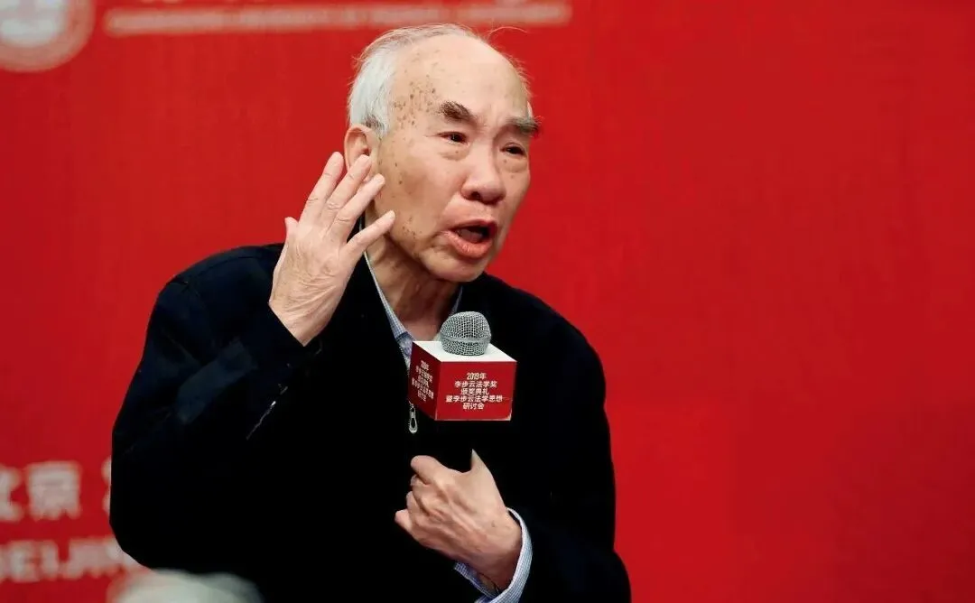 2019年12月，李步云法学奖颁奖典礼在北京举行，86岁的李步云发言。