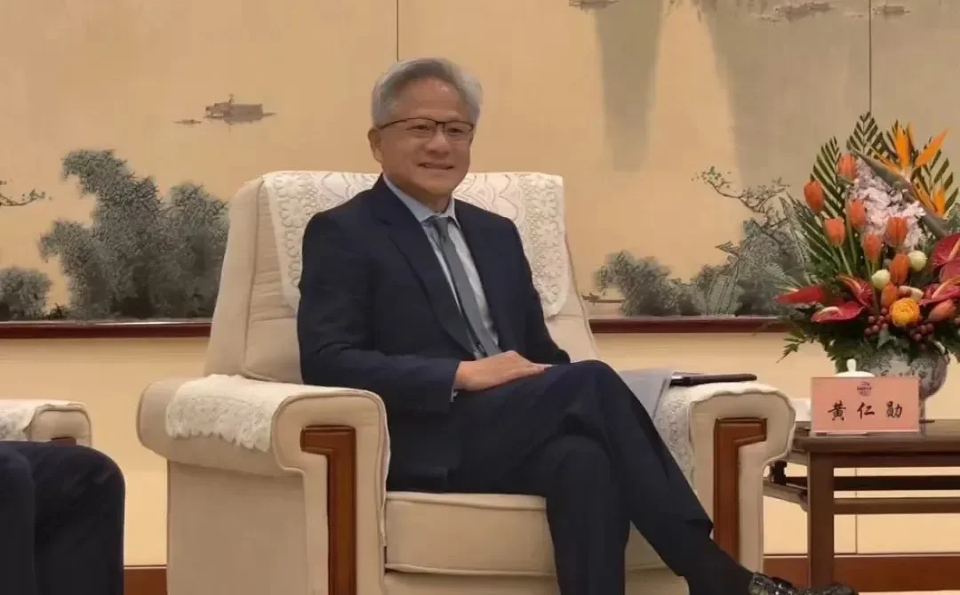英伟达CEO黄仁勋访华，都不穿皮衣了，放低姿态