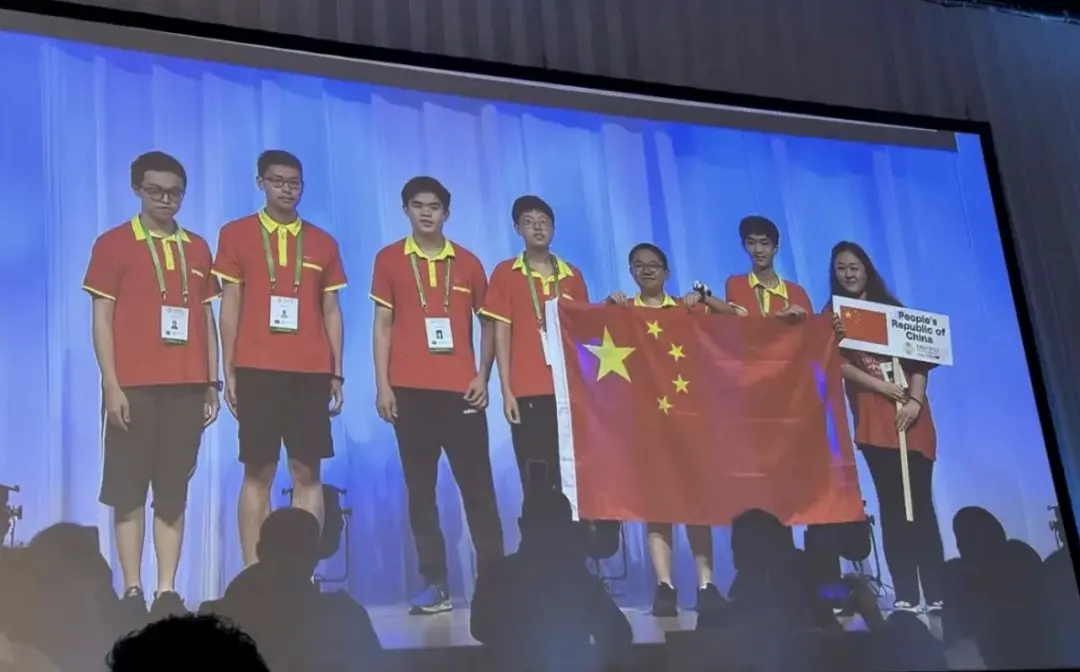 中國隊連續5年獲得國際數學奧林匹克（IMO)金牌團體第一，來自上海市上海中學的王淳稷（左一）、孫啟傲（左二）同學均獲金牌，其中王淳稷為滿分。均為 上海中學 供圖