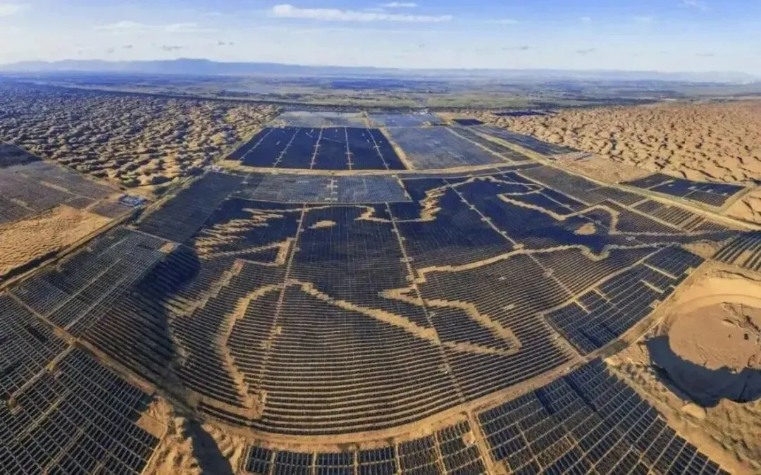 中國征服「死亡之海」 大漠建400公里光伏長城惹NASA及外媒關注