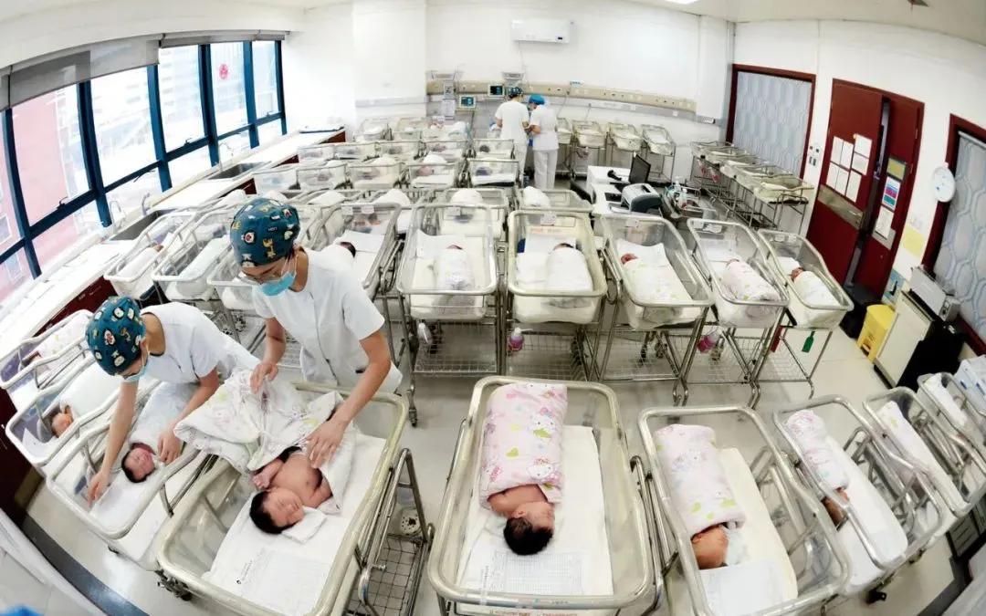 新生儿科房中，医护人员正在照料新生儿