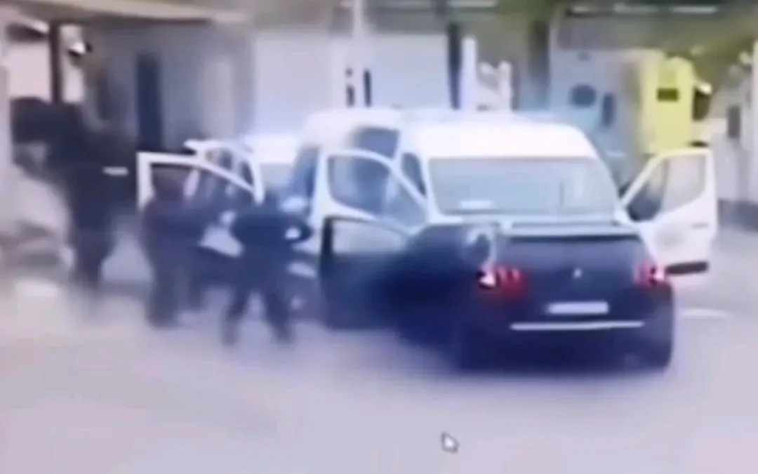 ·法国一囚车14日被劫。