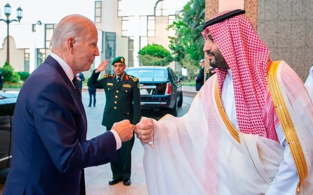 2022年7月15日，在美国总统拜登抵达沙特阿拉伯吉达后沙特王储穆罕默德·萨勒曼（右）与其握拳致意。图自：沙特通讯社（SPA）