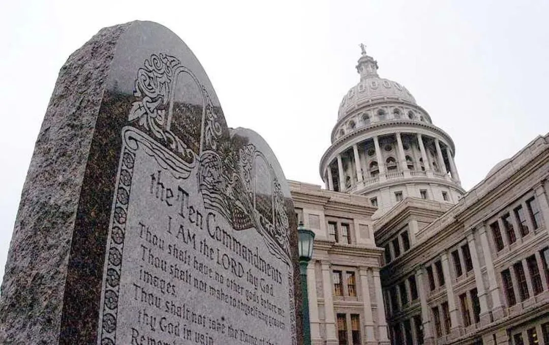 ▎以州议会大厦为背景的“十诫”纪念碑。 图源：维基百科