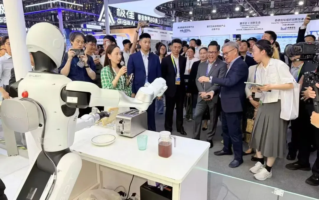 机器人开始打工了,可量产才是生死线|2026 WAIC