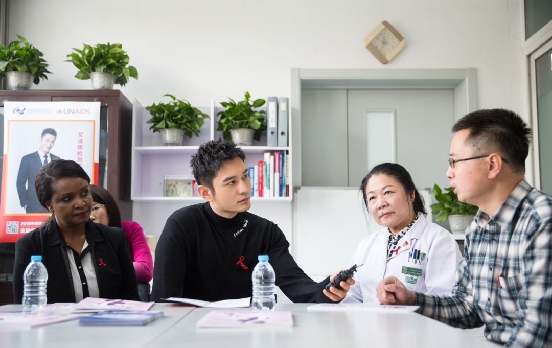 2018年，黄晓明探访北京市佑安医院艾滋病检测实验室。