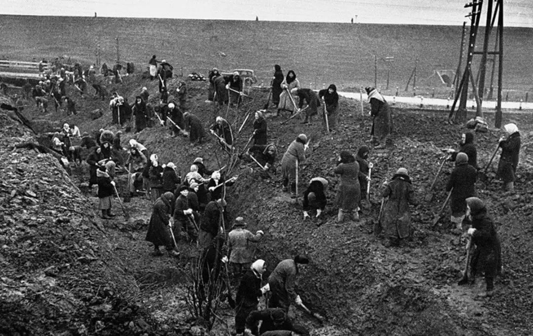 ◇ 图为1941年9月至10月，苏联征召老弱妇孺在莫斯科郊外挖掘反坦克壕沟，修筑野战工事